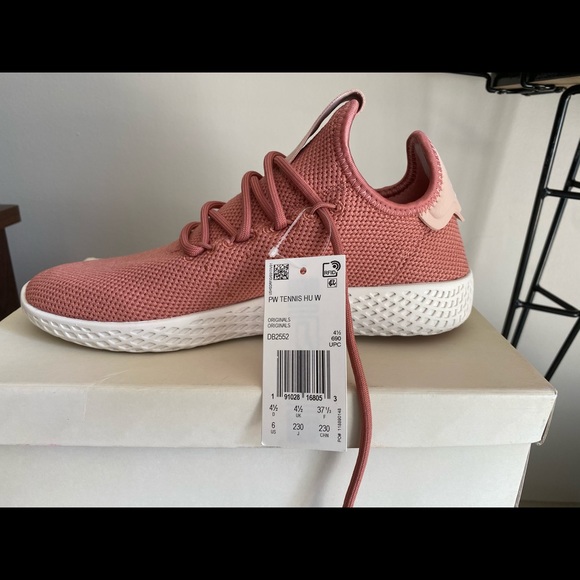 rose colored tennis shoes